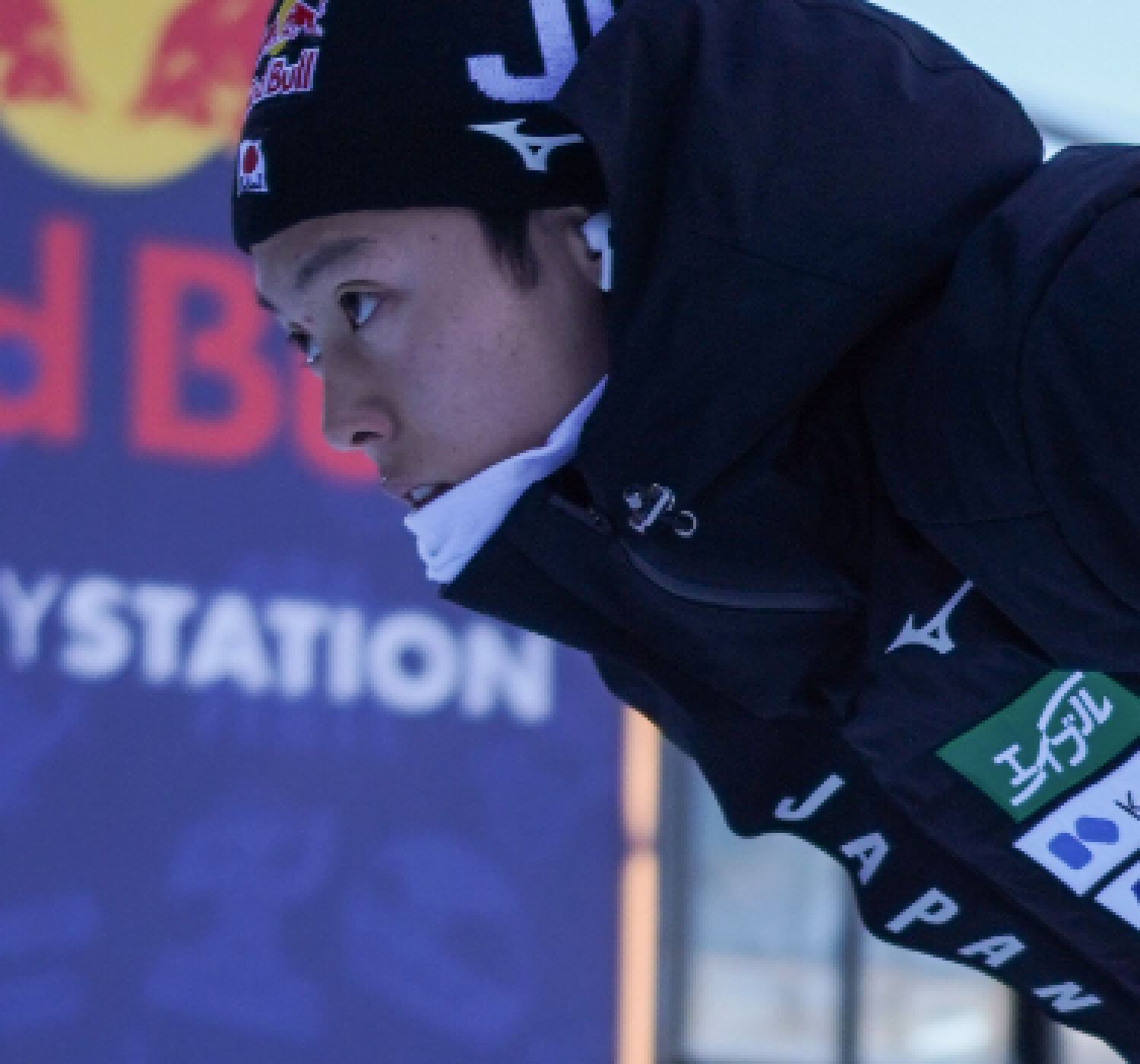写真：一面に英文字がデザインされたジャケットを白Tシャツの上に羽織った小林陵侑のモノクロ写真